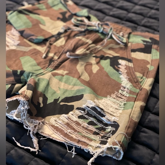 Micas Distressed Camo Print Shorts - Picture 3 of 9